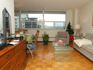 Room / Shared apartment for rent in Oshawa 