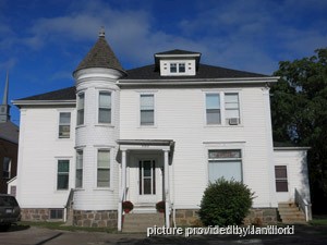 Bachelor apartment for rent in Newmarket