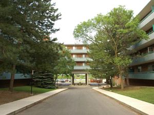 Rental Low-rise 216 Essex Ave, Richmond Hill, ON